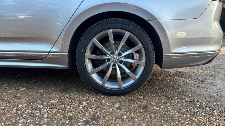 Volkswagen Passat 2.0 TDI EVO SCR R-Line 5dr DSG Diesel Estate